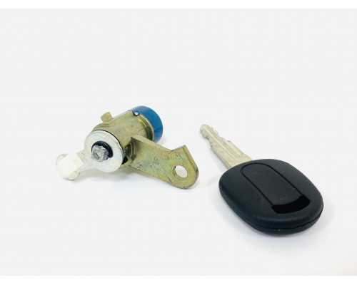 U0528027L UkorAuto Вставка замка двери лев.