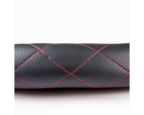 Оплетка на руль из стеганой экокожи. Красная строчка. STEERING WHEEL COVER